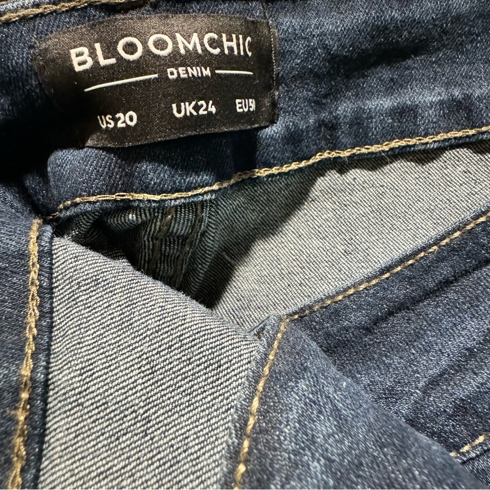BloomChic NWOT denim skinny straight jeans. Size 20.